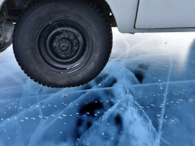 Фото. Колесо автомобиля на льду Байкала.