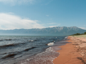 Фото. Песчаная береговая линия моря.