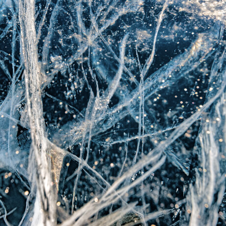 Фото. Лёд Байкала с трещинами и пузырьками воздуха.